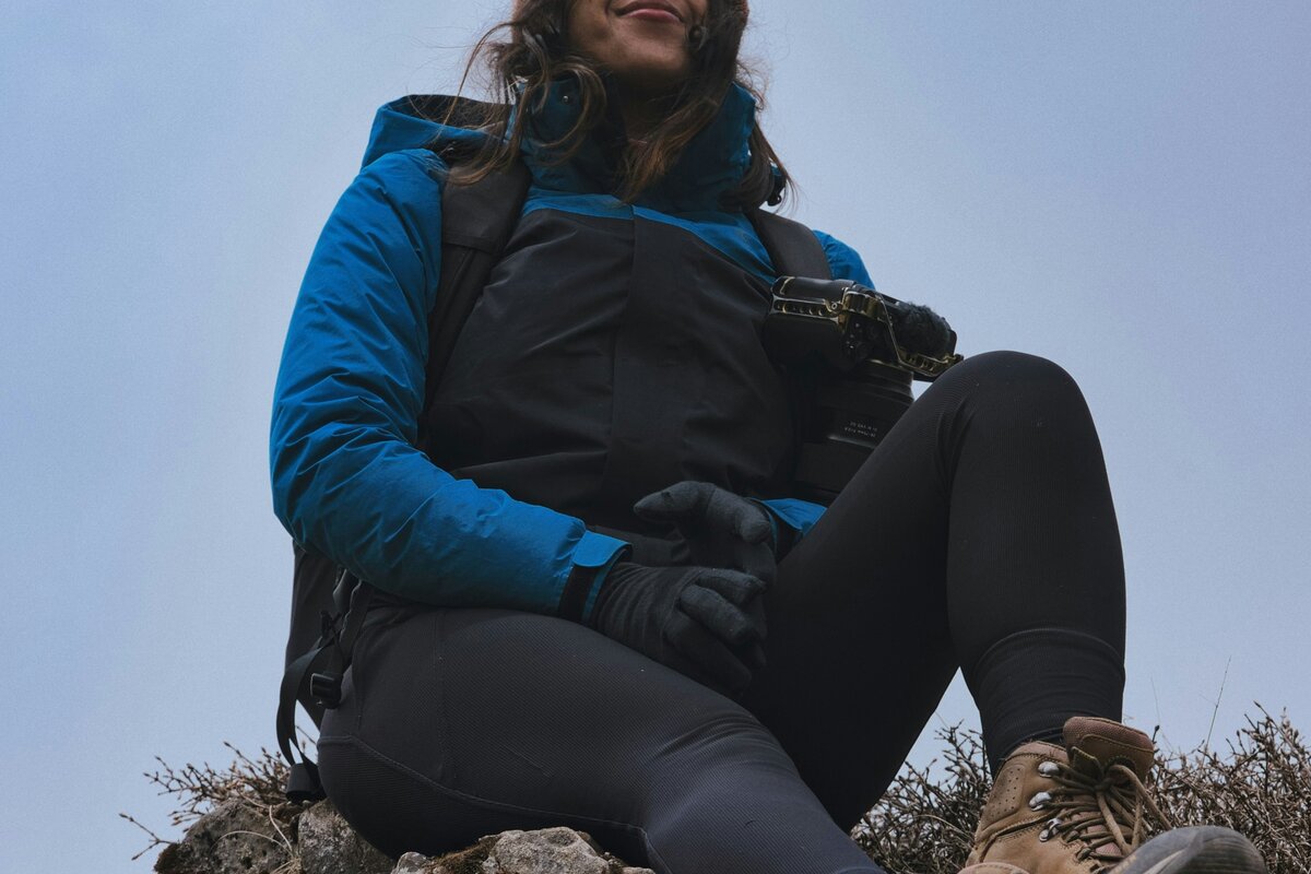 Retkeilyvarusteet aseteltuna nurmikolle: reppu, kengät, kartta ja eväät